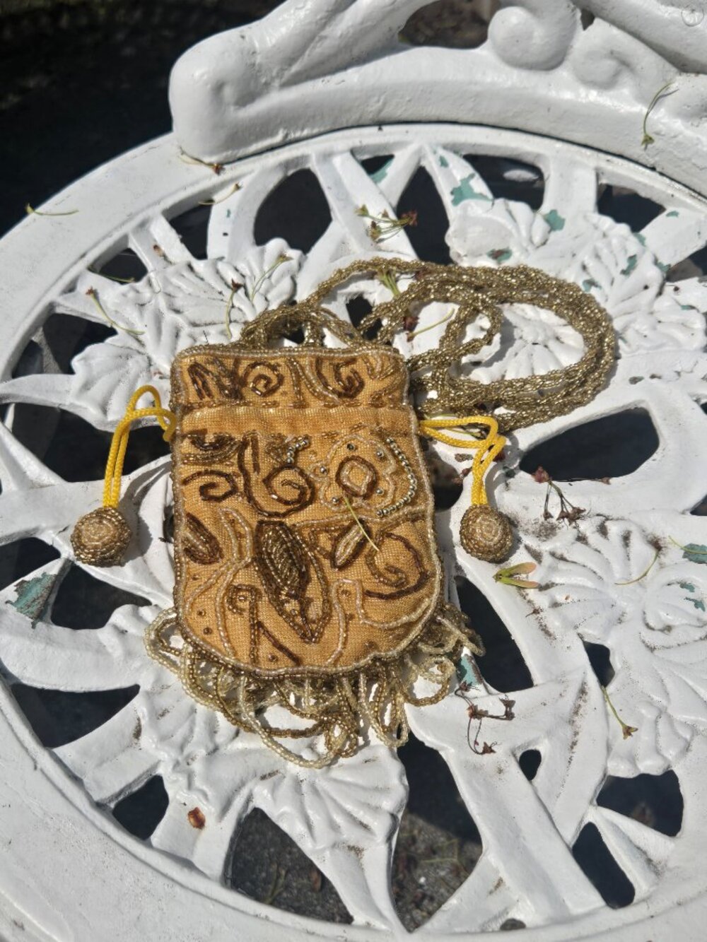 Small gold hand embroidered beaded purse for garden party - Picture 5 of 14